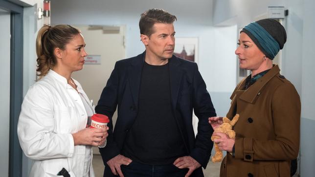 Bild: ARD/Nicole Manthey Carla (Maria Fuchs) versichert Britta (Jelena Mitschke), dass Gregor (Wolfram Grandezka) der Aufgabe gewachsen sein wird, sie bei der Chemo-Behandlung zu begleiten.