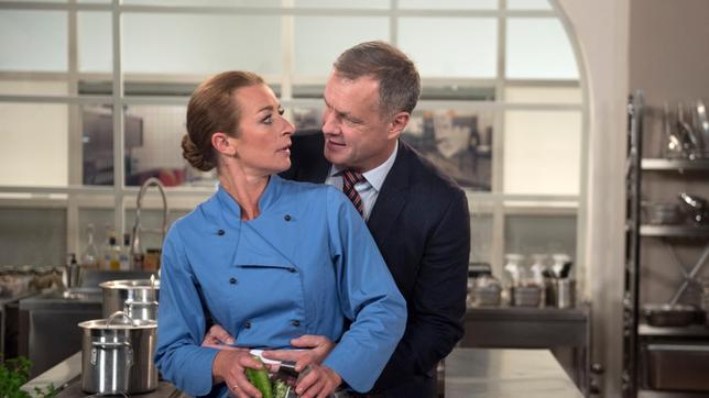 Bild: ARD/Nicole Manthey Carla (Maria Fuchs) will sich nicht verdächtig machen und willigt ein, an Torbens (Joachim Kretzer) Hausboot-Treffen mit Gregor teilzunehmen.