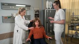 Carla (Maria Fuchs) wird kurz vor der Chemotherapie von ihrer Angst überwältigt. Britta (Jelena Mitschke) redet beruhigend auf sie ein (mit Komparsin).
