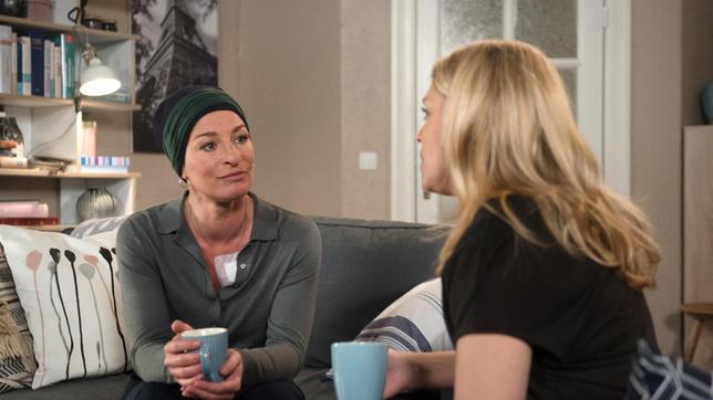 Bild: ARD/Nicole Manthey Carla (Maria Fuchs) zeigt sich gegenüber Britta (Jelena Mitschke) zuversichtlich, dass sie das Schlimmste überstanden hat.