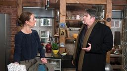 Carlas (Maria Fuchs) Vater Nicos (Markus Graf) hat kein Verständnis für ihre Entscheidung , sich von Torben scheiden zu lassen.