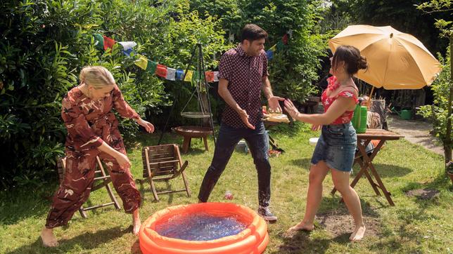 Bild: ARD/Nicole Manthey Cems (Varol Sahin) humorvolle Rache an Amelie (Lara-Isabelle Rentinck), artet zu einer fröhlichen Wasserschlacht aus, bei der auch Vivien (Anna Mennicken) nicht ungeschoren davon kommt.