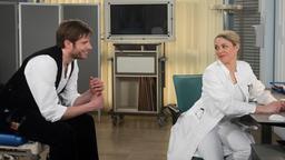 Christian (Marlon Putzke) gibt vor Britta (Jelena Mitschke) zu, dass er Anna gut findet.