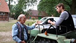 Christian (Marlon Putzke) kriegt den alten Traktor "Fridolin", dank Hannes (Claus Dieter Clausnitzer) zum Laufen.