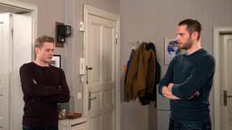 Christian (Marlon Putzke)  macht Laurenz  (Julian Brodacz) Mut, Paula nicht aufzugeben.