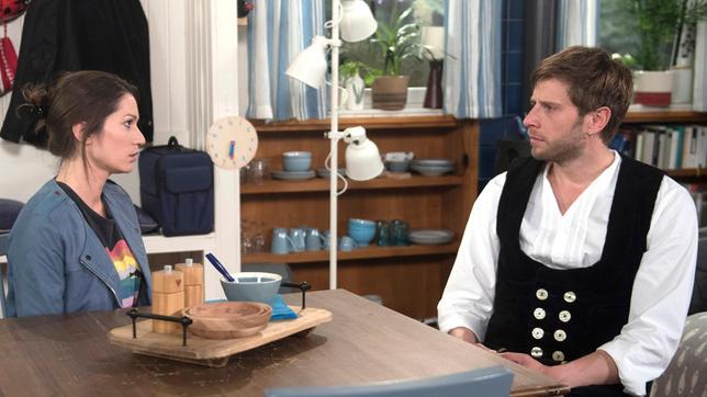 Bild: ARD/Nicole Manthey Christian (Marlon Putzke) plagt die ungeklärte Situation mit Eliane (Samantha Viana).