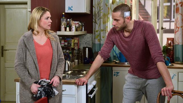 Bild: ARD/Nicole Manthey Christian (Marlon Putzke) versucht Britta (Jelena Mitschke) zu erklären, warum Amelie eifersüchtig ist.
