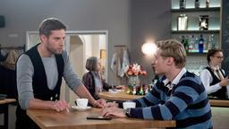 Christian (Marlon Putzke) wirft durch sein widersprüchliches Verhalten immer neue Fragen bei Laurenz (Julian Brodacz) auf.