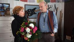 Claudia (Margot Rothweiler) bittet Hannes (Claus Dieter Clausnitzer) erneut um Hilfe.