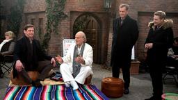 Cornelius (Tom Mikulla, 2.v.l. mit Komparse) lässt sich von Laurenz (Julian Brodacz, r. mit Joachim Kretzer) provozieren, mit Hannes (Claus Dieter Clausnitzer) zu meditieren.