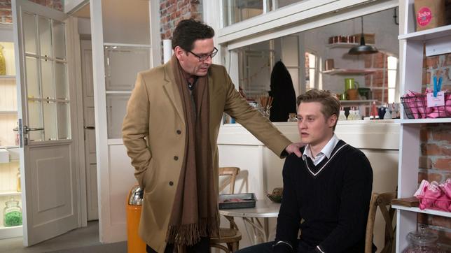 Bild: ARD/Nicole Manthey Cornelius (Tom Mikulla) steht Laurenz (Julian Brodacz) bei, als dieser von Leonies neuem Beziehungsstatus erfährt.