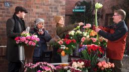 Da Hannes' Vermieter Erikas (Madeleine Lierck-Wien) Blumenverkauf nicht duldet, verlegt sie "Röschens Rosen" auf den Salzmarkt (mit Frederic Böhle, l, Leonie Landa, 2.v.r. und Komparse).