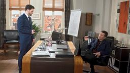 David (Arne Rudolf) erfährt fassungslos, dass Gregor (Wolfram Grandezka) jetzt seine Hotelanteile besitzt.