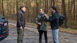David (Arne Rudolf) hofft, dass Franzis (Sofie Junker) gute Laune, den Jagdausflug mit Gunter (Hermann Toelcke) zu einem versöhnlichen Erlebnis werden lässt.