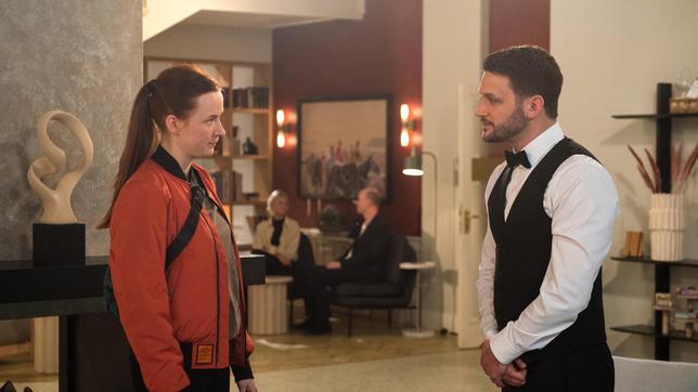 Bild: ARD/Nicole Manthey David (Arne Rudolf) ist froh, als Franziska (Sofie Junker) sich bei ihm entschuldigt, doch es bleibt unsicher, wie es zwischen ihnen weitergeht (mit KomparsInnen).