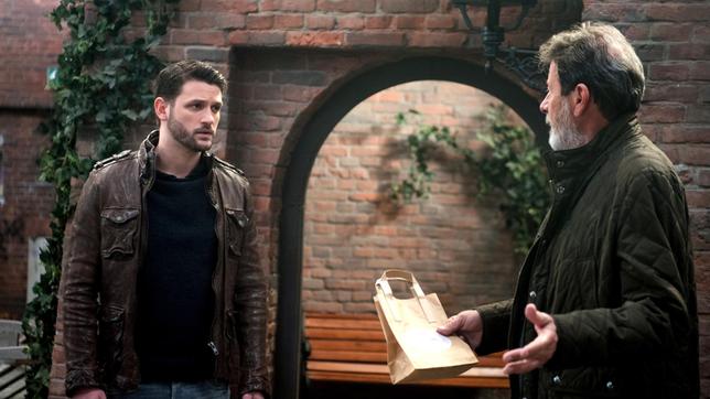 Bild: ARD/Nicole Manthey David (Arne Rudolf) lehnt es ab, Gunter (Hermann Toelcke) besser kennen zu lernen.