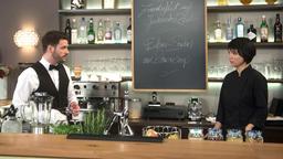 David (Arne Rudolf) macht Ellen (Yun Huang) klar, dass Carla ihre Experimente in der Küche nicht dulden wird.