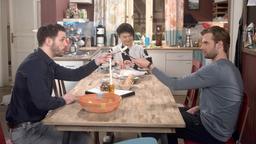 David (Arne Rudolf), Simon (Thore Lüthje) und Ellen (Yun Huang)  freuen sich über das alt vertraute WG - Gefühl.