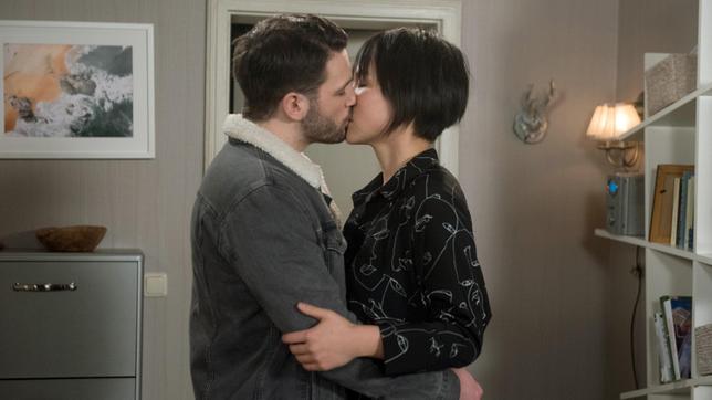 Bild: ARD/Nicole Manthey David (Arne Rudolf) und Ellen (Yun Huang) lassen ihren Gefühlen freien Lauf.