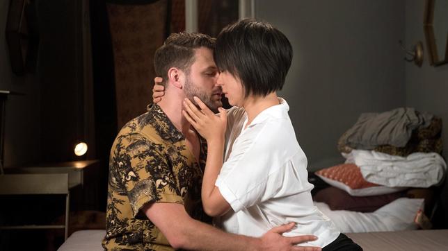Bild: ARD/Nicole Manthey David (Arne Rudolf) und Ellen (Yun Huang) verbringen eine letzte gemeinsame Nacht zusammen, bevor sie es schaffen, sich traurig, aber im Guten zu trennen.
