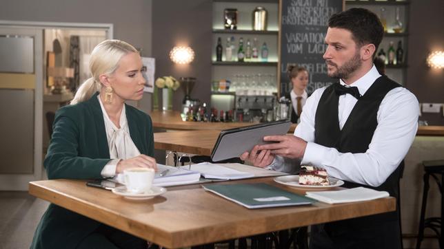 Bild: ARD/Nicole Manthey David (Arne Rudolf) zeigt Amelie (Lara-Isabelle Rentinck) auf, dass es besser wäre, Gunters Angebot anzunehmen.