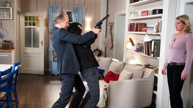 Bild: ARD/Nicole Manthey Der Killer (Sebastian Schwab) legt auf Nora (Anne Moll) an. Arthur (Jochen Horst) kann ihn gerade noch niederreissen! Doch dabei fällt ein Schuß …!
