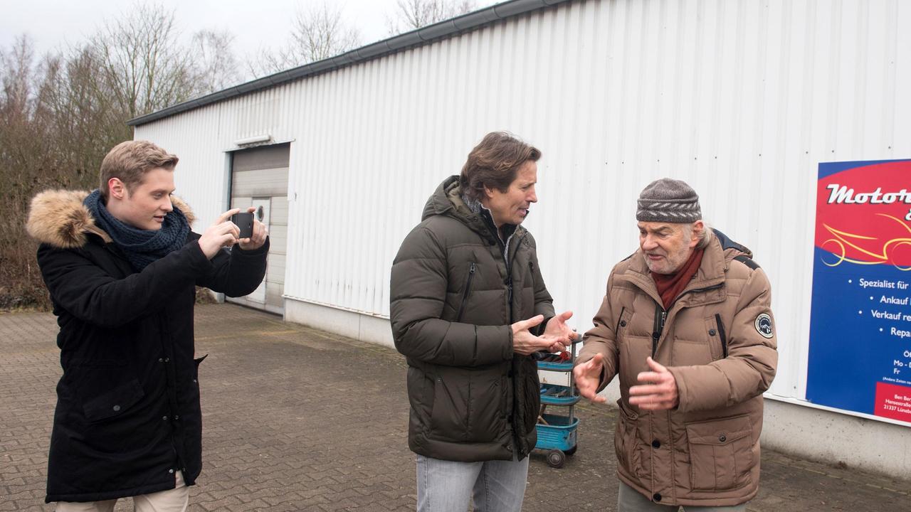 Der Schlagabtausch zwischen Ben (Hakim Michael Meziani) und Handygegener Hannes (Claus Dieter Clausnitzer) über Pro und Contra Smartphones wird lebendiger als gedacht – und Laurenz (Julian Brodacz) filmt mit.