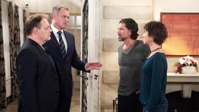 Bild: ARD/Nicole Manthey Der Streit um Kaspar zwischen Merle (Anja Franke) und Volker (Gregory B. Waldis) führt dazu, dass der Mitarbeiter des Jugendamtes (Christian Rothholz) ihnen Kaspar wegnimmt. Torben (Joachim Kretzer) bittet Merle und Volker um Besonnenheit.
