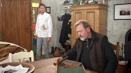 Der Versuch von Alex (Philipp Oliver Baumgarten), seinen Vater (Wolfgang Häntsch) zur Vernunft zu bringen, geht nach hinten los.