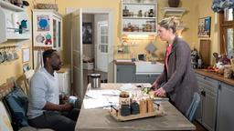 Die Beziehung von Britta (Jelena Mitschke) und Hendrik (Jerry Kwarteng) hängt nach dem Eklat um die verräterische Restaurant-Quittung am seidenen Faden.
