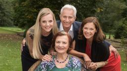 Die Familie glücklich vereint: Thomas (Gerry Hungbauer, M.h.) mit Jule (Kim-Sarah Brandts), Johanna (Brigitte Antonius) und Petra (Angela Roy).