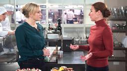 Die Konditorin Sigrid (Dana Golombek) bietet Carla (Maria Fuchs) eine Kooperation im Kuchenverkauf an.