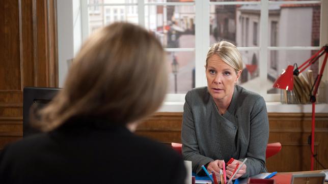 Bild: ARD/Nicole Manthey Die Spannungen zwischen Nora (Anne Moll.) und Madeleine (Rike Schmid) mehren sich.