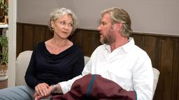 Dörte (Edelgard Hansen) gesteht Jens (Martin Luding), dass es sie schwer trifft, dass Anke der Familie ihre Hochzeit vorenthalten hat.