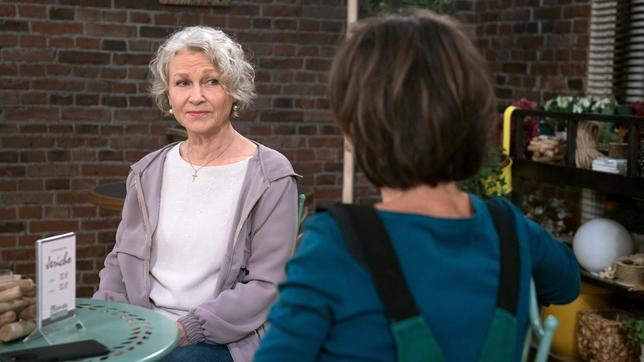 Bild: ARD/Nicole Manthey Dörte (Edelgard Hansen) hadert damit, sich auf eine Beziehung mit Gunter einzulassen. Merle (Anja Franke) macht ihr klar, dass sie niemandem etwas schuldig ist.