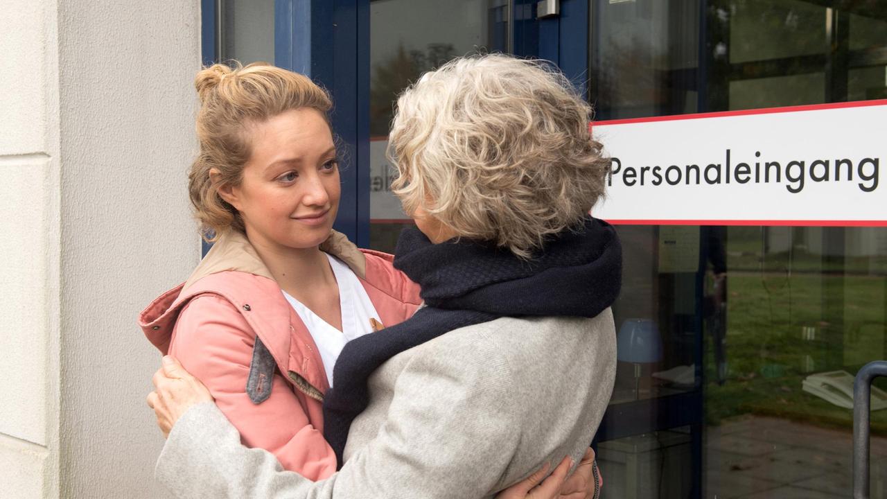 Dörte (Edelgard Hansen) macht Sara (Antonia Jungwirth) Mut, dass sie mit Simon den richtigen Weg schon finden wird.