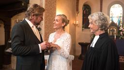 Doppelhochzeit: Jens (Martin Luding) und Mona (Jana Hora-Goosmann) geben sich vor Dörte (Edelgard Hansen), glücklich das Ja-Wort.