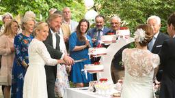 Doppelhochzeit: Jens (Martin Luding) und Mona (Jana Hora-Goosmann) schneiden zur Freude der Hochzeitsgäste, gleichzeitig mit Paul (Leander Lichti) und Tatjana (Judith Sehrbrock) die Hochzeitstore an (mit Gerry Hungbauer, 2.v.r. und Komparsen).