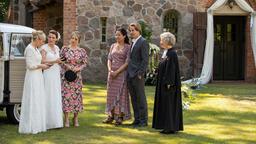 Doppelhochzeit: Mona (Jana Hora-Goosmann) und Tatjana (Judith Sehrbrock, 2.v.l) befürchten, dass Jens und Paul es nicht rechtzeitig zur Hochzeit schaffen. Sara (Antonia Jungwirth), Tina (Katja Frenzel), Ben (Hakim Michael Meziani) und Dörte (Edelgard Hansen), reden den beiden gut zu.