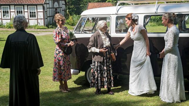 Bild: ARD/Nicole Manthey Doppelhochzeit: Tatjana (Judith Sehrbrock) ist überglücklich, dass ihre Großmutter Babuschka (Maria Mägdefrau) zur Hochzeit kommen konnte. Dörte (Edelgard Hansen), Sara (Antonia Jungwirth) und Mona (Jana Hora-Goosmann) begrüßen den Überraschungsgast herzlich.