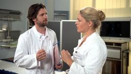 Dr. Harder (Christoph Brüggemann) erfährt von Britta (Jelena Mitschke), dass Eliane und Christian kein Paar sind.