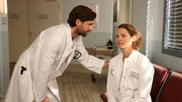 Dr. Harder (Christoph Brüggemann) spricht Anna (Anjorka Strechel) Mut zu, als diese ihre Ausbildung zur Chirurgin in Gefahr sieht.
