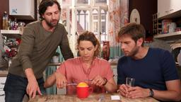 Dr. Harder (Christoph Brüggemann) und Christian (Marlon Putzke) beobachten gespannt, wie Anna (Anjorka Strechel) das Nähen an einer Orange übt.