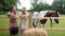 Durch Carlas (Maria Fuchs) Einsatz, kann Amelies (Lara-Isabelle Rentinck) Pferd vor weiterem Schaden bewahrt werden. Die beiden Frauen nähern sich dadurch wieder an.