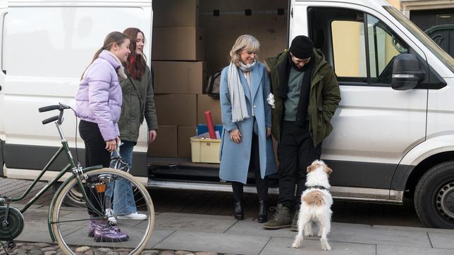 Bild: ARD/Nicole Manthey Durch den blinden Passagier Betty, wird Leos (Daniel Hartwig) und Katrins (Nicole Ernst) Abfahrt kurz verzögert. Franzi (Sofie Junker) und Mia (Leonie Beuthner) sind erleichtert, als der Hund wieder auftaucht.