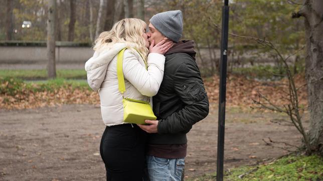 Bild: NDR/ARD/Nicole Manthey Durch ihren Erfolg euphorisiert lässt Charlotte (Malene Becker) sich vom Moment hinreißen und küsst Marvin (Maurice Pawlewski) impulsiv