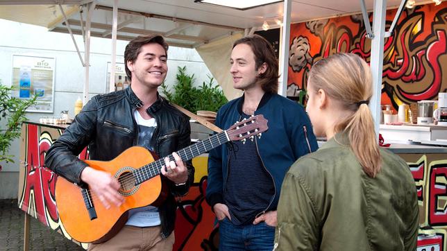 Bild: ARD/Nicole Manthey Edda (Leonie Landa) findet Trost bei Theo (Frederic Böhle) und Henri (Cecil von Renner).