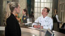 Eine Doppelbuchung am "Table du Chef" sorgt für schlechte Stimmung zwischen Carla (Maria Fuchs) und Amelie (Lara-Isabelle Rentinck, l. mit Komparsen).