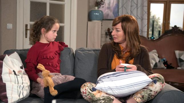 Bild: ARD/Nicole Manthey Eine emotionale Begegnung mit Lilly veranlasst Carla (Maria Fuchs) die Chemo-Therapie fortzusetzen …