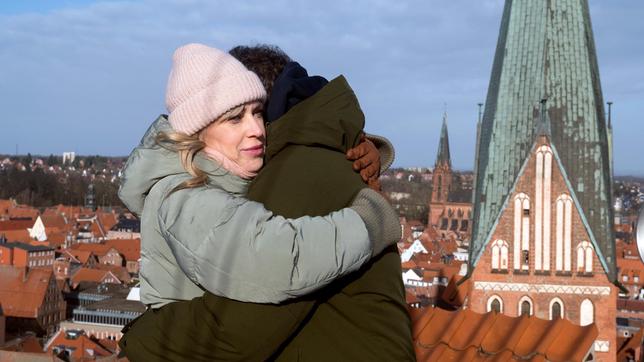 Bild: ARD/Nicole Manthey Einmal mehr ist es Leo (Daniel Hartwig), der für Katrin (Nicole Ernst) da ist.
